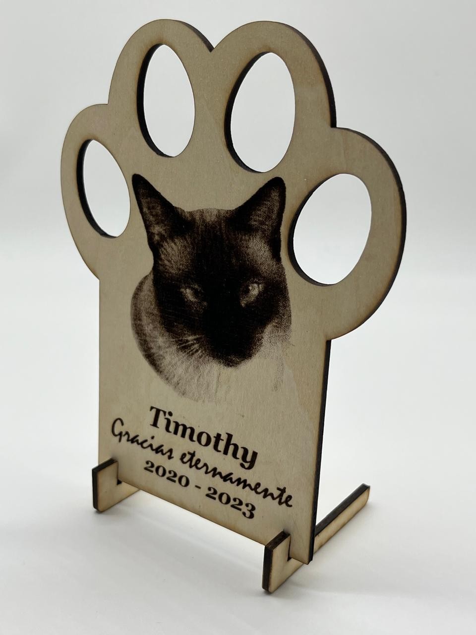 Huellita de Timothy grabada en triplay de tilo